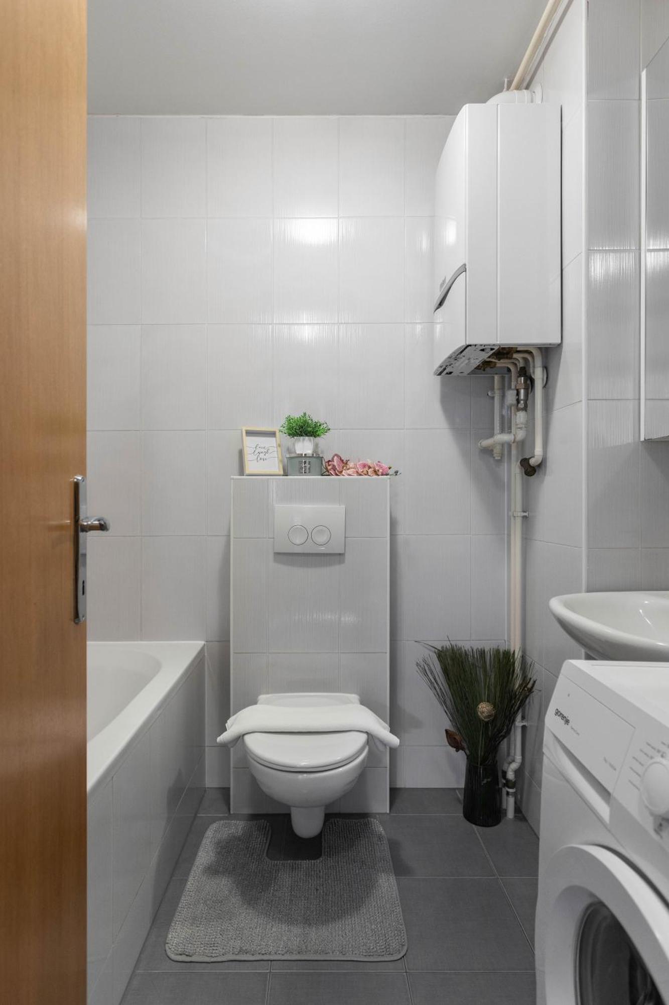 Appartamento Sunny 1Bdr With Balcony & Parking Zagabria Esterno foto