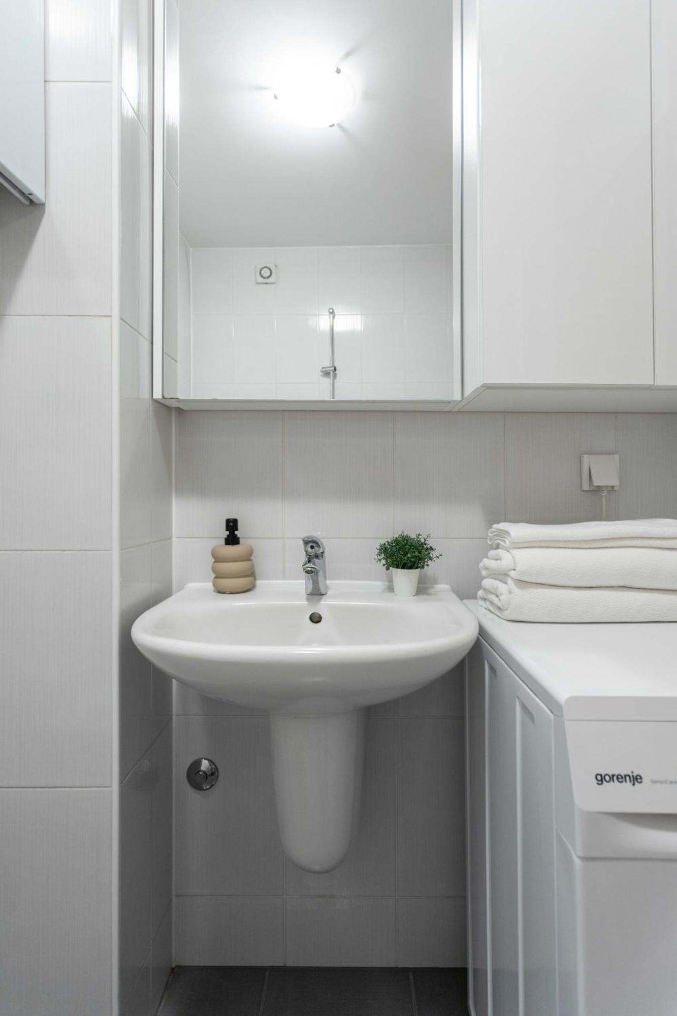 Appartamento Sunny 1Bdr With Balcony & Parking Zagabria Esterno foto